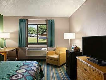 Super 8 By Wyndham Batesville Exterior foto